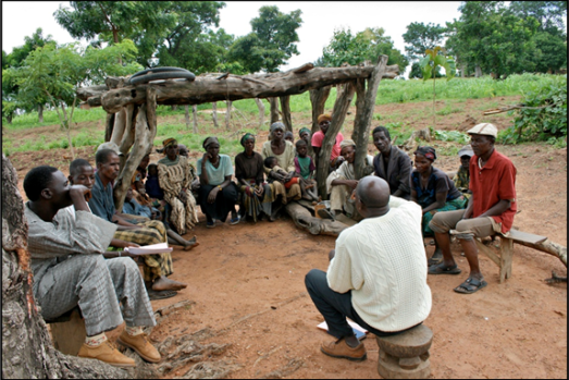 Notre animateur (en blanc) annonce aux habitants d’Oukouorou la création d’un puits et Notre animateur (en blanc) annonce aux habitants d’Oukouorou la création d’un puits et l’organisation de la gestion de ce point d’eau. Août 2011.